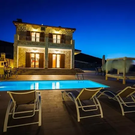 Villa Koroni Sleeps 5 Pool Air Con Wifi Orthoniaí